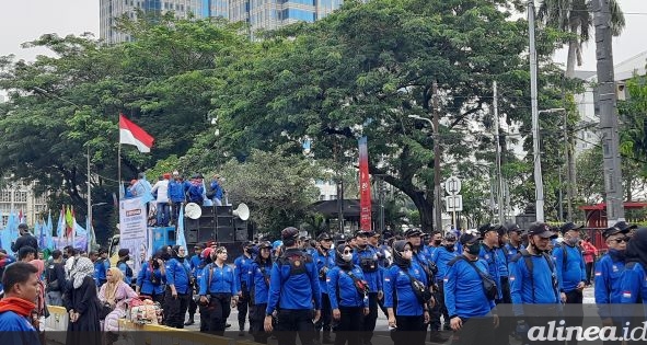 Ratusan Buruh Demo Tolak Kenaikan BBM Di Patung Kuda Arjuna