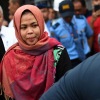 Malam hari, polisi bersenjata jemput Siti Aisyah di rumahnya