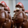 Seniman Hongaria buat kue cokelat Sinterklas bermasker
