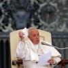 Usai operasi, Paus Fransiskus tampil pertama kalinya di publik