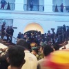 Ribuan demonstran berhasil menerobos rumah Presiden Sri Lanka 