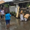Banjir di Maharta usai, warga bersihkan sisa lumpur