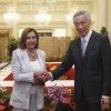 Di tengah spekulasi berkunjung ke Taiwan, Pelosi memulai tur Asia