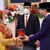 Jokowi beri tanda kehormatan kepada 127 penerima