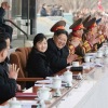 Kim Jong Un bawa putrinya menonton sepak bola di stadion