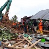Menko PMK pantau logistik pengungsi bencana tanah longsor Natuna