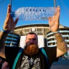 Fan City sudah merayakan juara Liga Inggris di luar Stadion Etihad: Bawa botol kosong Arsenal 