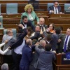 Parlemen Kosovo rusuh, anggota parlemen siramkan air ke Perdana Menteri