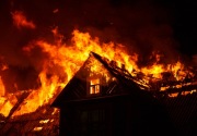Gudang petasan terbakar menewaskan puluhan orang
