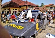 Ratusan massa bakar mobil polisi di Polsek Bayah Banten