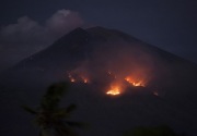Gunung Agung meletus muntahkan lava pijar, Bandara Ngurah Rai VONA orange