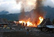 Setelah Gili Lawa, kini kampung adat Gurusina terbakar