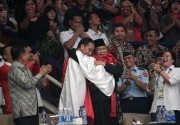 Sejuk, saat Hanifan peluk Jokowi-Prabowo berselimut Merah Putih