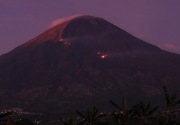 Tiga gunung di Jawa Tengah terbakar, pendaki terjebak