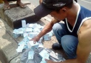 Ribuan KTP elektronik tercecer di Jakarta Timur