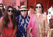 Hillary Clinton ikut menari di pernikahan putri orang terkaya di India