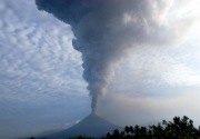 Gunung Soputan erupsi, masyarakat diminta tak beraktivitas