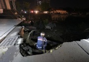 Bak gempa, Jalan Raya Gubeng Surabaya ambles sedalam 15 meter