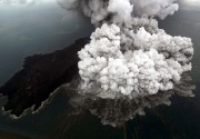 Status siaga Gunung Anak Krakatau ternyata hoaks