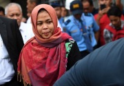 Malam hari, polisi bersenjata jemput Siti Aisyah di rumahnya