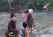 Siswa SD bertaruh nyawa karena jembatan ambruk di Banten