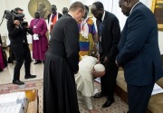 Cium sepatu pemimpin Sudan Selatan, Paus: Jaga perdamaian