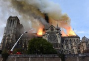 Notre-Dame dilahap api, satu petugas terluka