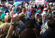 Emak-emak Prabowo kocar-kacir diguyur hujan saat demo KPU