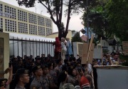 Lagi, emak-emak pendukung Prabowo demo KPU