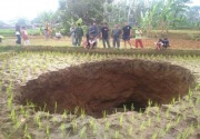 Diawali gemuruh, lubang berdiameter 16 m tiba-tiba muncul di Sukabumi