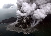 Gunung Anak Krakatau kembali erupsi