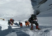 Antrean ke puncak Everest mengular, 10 pendaki tewas