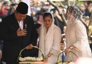 Tangis tak henti SBY di pemakaman Ani