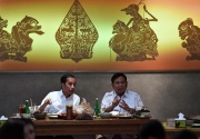 Arti di balik pertemuan Jokowi-Prabowo di MRT lalu makan sate