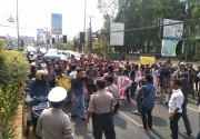 Mahasiswa blokade jalan tolak RUU KUHP dan revisi UU KPK