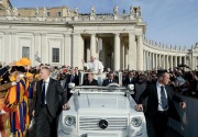 Pesan Natal Paus Fransiskus: Serukan perdamaian, bela migran