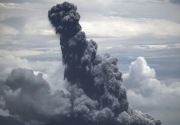 Radius di luar 2 Km kawah Anak Gunung Krakatau dinyatakan aman 