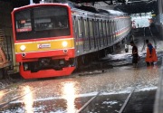 Perjalanan KA dan KRL terganggu banjir Jakarta