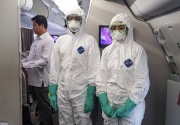 Petugas berpakaian pengaman kesehatan sambut WNI dari Wuhan