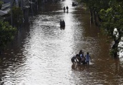 Hujan deras, empat pintu air di Jakarta siaga