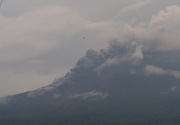 Gunung Semeru keluarkan awan panas sejauh 3 kilometer