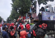 Tolak omnibus law, ribuan buruh demo di depan Balai Kota