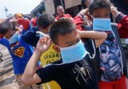 Cegah corona, Polda Metro bagi-bagi masker-hand sanitizer