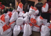 PSBB Jakarta, 1.000 paket sembako dibagikan di Kebayoran Lama