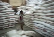 Puluhan ton beras diberikan Polri ke masyarakat