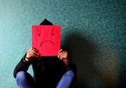 Mengenal perbedaan sedih dan depresi serta penanganannya