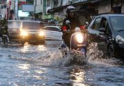 Hujan 3 jam, sejumlah ruas jalan di Jakarta tergenang