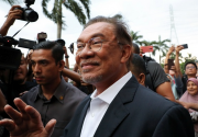 Gulingkan Muyiddin, Anwar Ibrahim 'pepet' Raja Malaysia