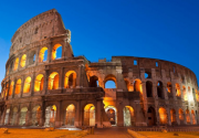Ukir inisial nama di Colosseum Roma, turis asing didenda
