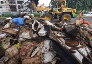 Dinas LH DKI angkut 286 meter kubik sampah dari aliran Ciliwung